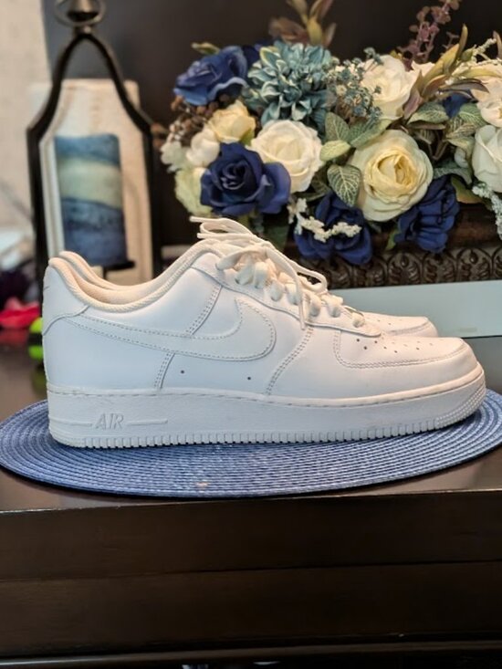 O1 NIKE AIR FORCE 1 Triple White Sneakers - Picture 7 of 11